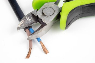 Kablo kesiciler ve yalıtılmış elektrik tel. Elektrikçiler için aksesuarlar. Beyaz arka plan.
