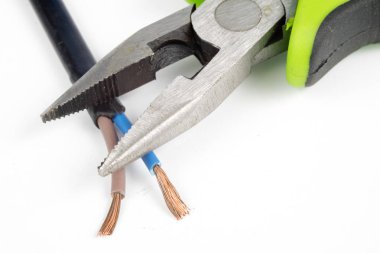 Kablo kesiciler ve yalıtılmış elektrik tel. Elektrikçiler için aksesuarlar. Beyaz arka plan.