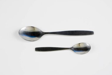 Beyaz mutfak masası üzerinde düzenlenmiş çatal bıçak takımı. Mutfak ve Restoran kullanım için aksesuarlar. Beyaz arka plan.