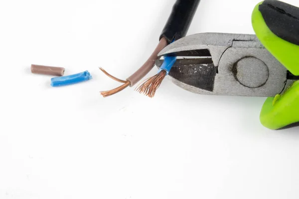 Kabelscheren Und Isolierten Elektrodraht Zubehör Für Elektriker Weißer Hintergrund — Stockfoto