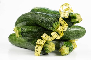 Kabak beyaz bir tablo. Ölçü birimi ölçü bel çevresi döneminde diyet terzi. Açık renkli.