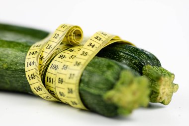 Kabak beyaz bir tablo. Ölçü birimi ölçü bel çevresi döneminde diyet terzi. Açık renkli.