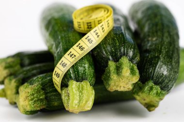 Kabak beyaz bir tablo. Ölçü birimi ölçü bel çevresi döneminde diyet terzi. Açık renkli.