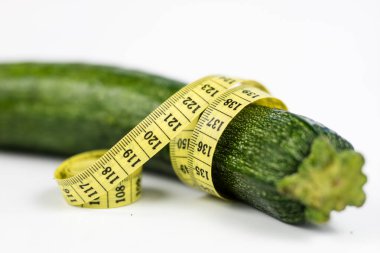 Kabak beyaz bir tablo. Ölçü birimi ölçü bel çevresi döneminde diyet terzi. Açık renkli.