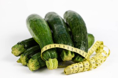 Kabak beyaz bir tablo. Ölçü birimi ölçü bel çevresi döneminde diyet terzi. Açık renkli.