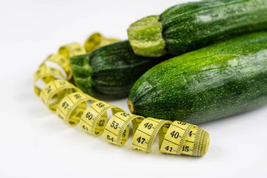 Kabak beyaz bir tablo. Ölçü birimi ölçü bel çevresi döneminde diyet terzi. Açık renkli.