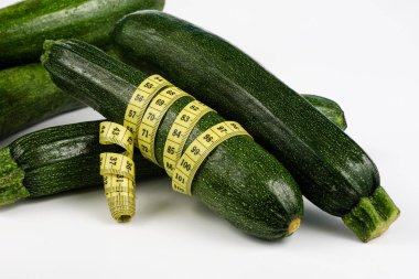 Kabak beyaz bir tablo. Ölçü birimi ölçü bel çevresi döneminde diyet terzi. Açık renkli.