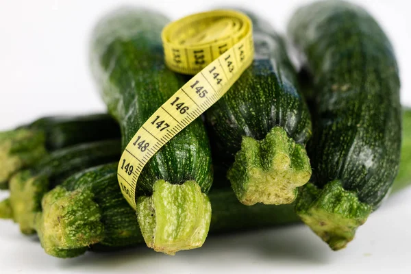 Zucchini Ett Vitt Bord Skräddarsy Mått Att Mäta Midjemåttet Dieten — Stockfoto