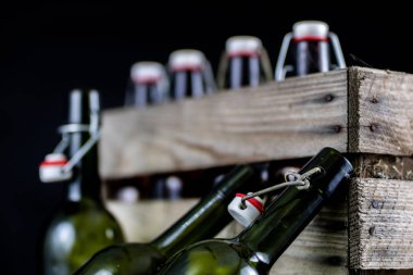 Eski şişe ahşap bir durumda. Eski Cam kaplarda içer. Koyu arka plan.