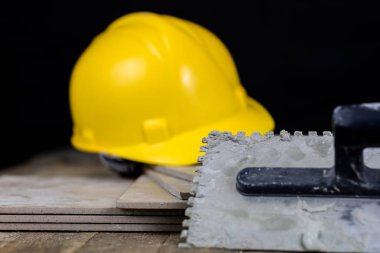 Kask, fayans ve Oluşturucu için araçlar. İnşaat işçileri bir ahşap Atölyesi tablo için aksesuarlar. Koyu arka plan.