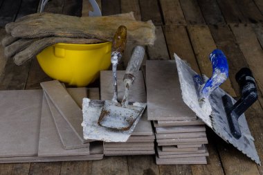 Kask, fayans ve Oluşturucu için araçlar. İnşaat işçileri bir ahşap Atölyesi tablo için aksesuarlar. Koyu arka plan.