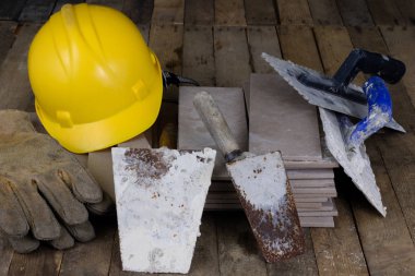 Kask, fayans ve Oluşturucu için araçlar. İnşaat işçileri bir ahşap Atölyesi tablo için aksesuarlar. Koyu arka plan.