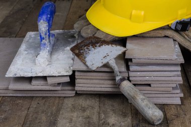 Kask, fayans ve Oluşturucu için araçlar. İnşaat işçileri bir ahşap Atölyesi tablo için aksesuarlar. Koyu arka plan.