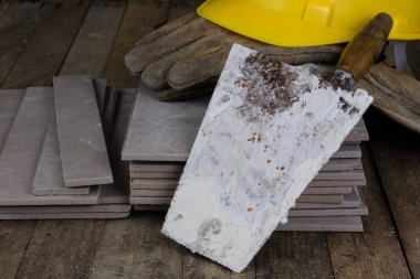 Kask, fayans ve Oluşturucu için araçlar. İnşaat işçileri bir ahşap Atölyesi tablo için aksesuarlar. Koyu arka plan.