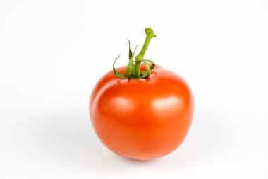 Kırmızı domates beyaz bir tablo. Lezzetli sebze mutfakta en iyi yemekler için. Beyaz arka plan.