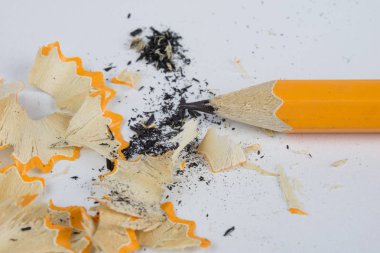 Kalem ve kalemtıraş üzerinde beyaz bir tablo. Çizim ve çizim için aksesuarlar. Beyaz arka plan.