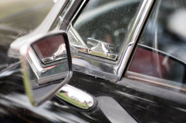 Krom Ayna karşısında eski bir araba. Aksesuarlar otomobil fuarlarında sergiledi. Yaz sezonu.