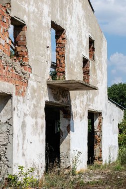 Orta Avrupa'da Devlet Çiftliği yok. Çiftlik binaları kalıntıları. Yaz sezonu.
