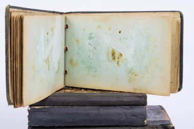 Eski kitap beyaz bir tablo yok. Kartları ve eski bir yayın arkası. Arka plan beyaz izole.