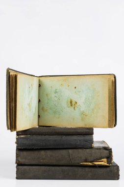 Eski kitap beyaz bir tablo yok. Kartları ve eski bir yayın arkası. Arka plan beyaz izole.