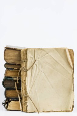 Eski kitap beyaz bir tablo yok. Eski tip Kapak. Arka plan beyaz izole.