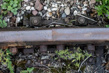 Eski demiryolu rayları. Eski teknoloji bağlayan demiryolu raylar. Yaz sezonu.