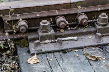 Eski demiryolu rayları. Eski teknoloji bağlayan demiryolu raylar. Yaz sezonu.