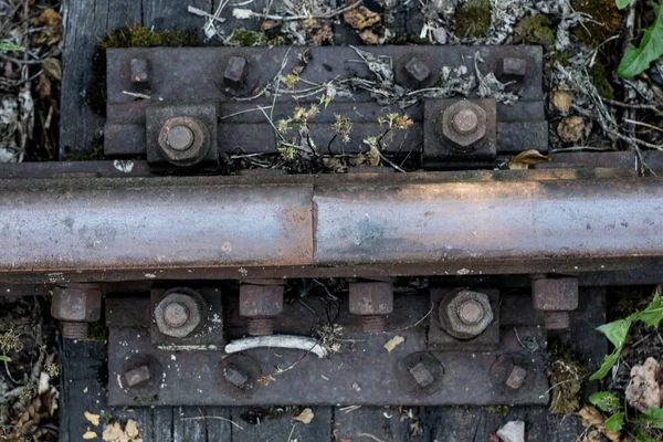 古い電車のレール 接続鉄道レールで古い技術 夏の季節 — ストック写真