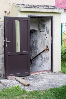 Eski evin girişine. Orta Avrupa'da bir bina yükselmesine. Yaz sezonu.