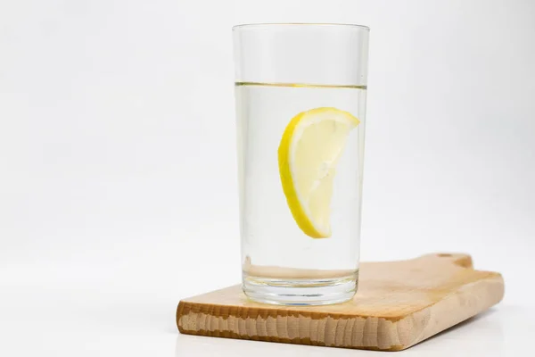 Copo Água Fria Com Limão Uma Mesa Cozinha Branca Uma — Fotografia de Stock