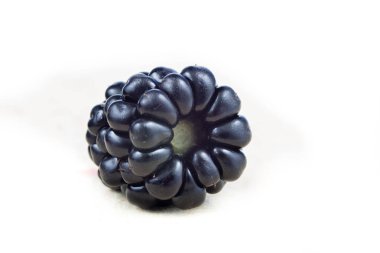 Lezzetli ve olgun böğürtlen beyaz mutfak masası üzerinde. Lezzetli orman meyveleri tatlı için. Beyaz arka plan.