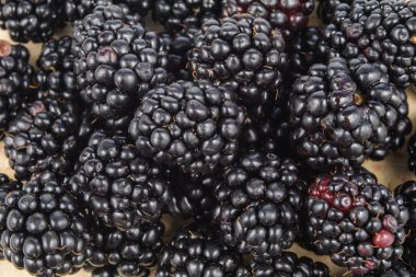 Lezzetli ve olgun böğürtlen beyaz mutfak masası üzerinde. Lezzetli orman meyveleri tatlı için. Beyaz arka plan.