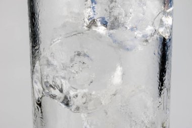 Bir bardak buz beyaz bir tablo. Sıcak günlerde soğuk içecekler. Beyaz arka plan.