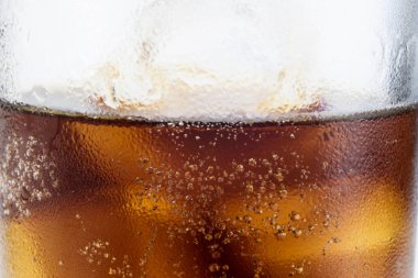 Beyaz bir tabloda bir bardak buz ile soğuk içecek. Sıcak günlerde soğuması için bir yol. Beyaz arka plan.