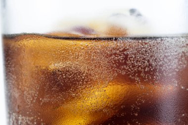 Beyaz bir tabloda bir bardak buz ile soğuk içecek. Sıcak günlerde soğuması için bir yol. Beyaz arka plan.