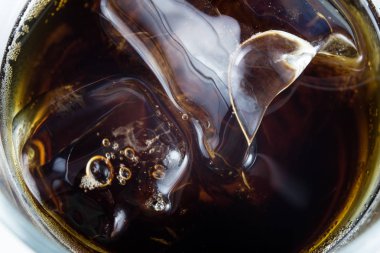 Beyaz bir tabloda bir bardak buz ile soğuk içecek. Sıcak günlerde soğuması için bir yol. Beyaz arka plan.