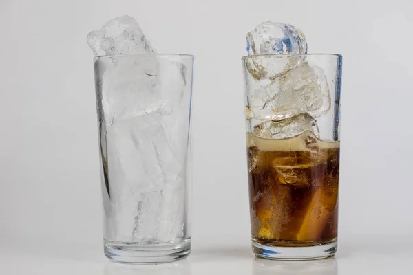 Холодный Напиток Льдом Стакане Белом Столе Способ Остыть Жаркие Дни — стоковое фото