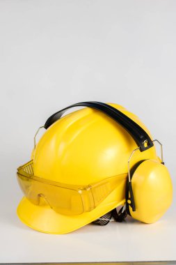 Kask ve işitme koruma beyaz bir tablo. İnşaat işçileri için güvenliği ve hijyen aksesuarlar. Beyaz arka plan.