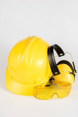 Kask ve işitme koruma beyaz bir tablo. İnşaat işçileri için güvenliği ve hijyen aksesuarlar. Beyaz arka plan.