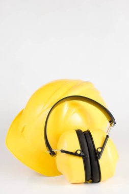 Kask ve işitme koruma beyaz bir tablo. İnşaat işçileri için güvenliği ve hijyen aksesuarlar. Beyaz arka plan.