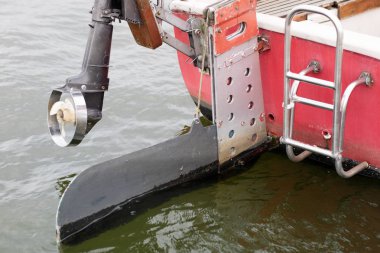 Motorlu ve yat aşağı. İç su Yelkenli için itici güç egzoz. Yaz sezonu.