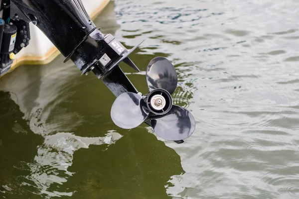 Motorlu ve yat aşağı. İç su Yelkenli için itici güç egzoz. Yaz sezonu.