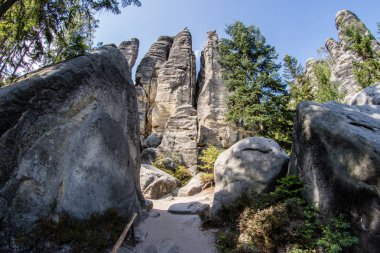 Orta Avrupa'da bir rock kasaba. Dağlık bir alanda önde gelen iz. Yaz sezonu.
