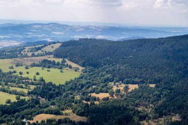 Dağlık bir alanda vadide görünümünü. Bir bulutlu gökyüzü karşı dağlar. Yaz sezonu.