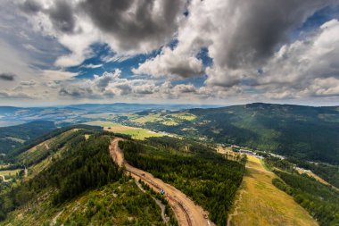 Dağlık bir alanda vadide görünümünü. Bir bulutlu gökyüzü karşı dağlar. Yaz sezonu.