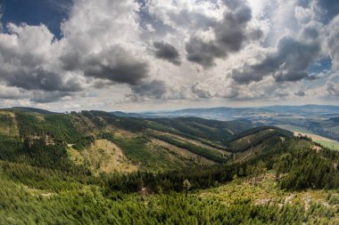 Dağlık bir alanda vadide görünümünü. Bir bulutlu gökyüzü karşı dağlar. Yaz sezonu.