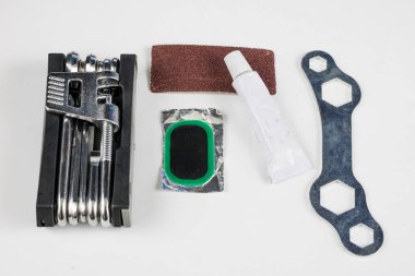 Bisiklet Tüp, tutkal ve düzeltme ekleri atölye ile. Bir bisiklet hasarlı bir tekerlek tamiri. Açık renkli.