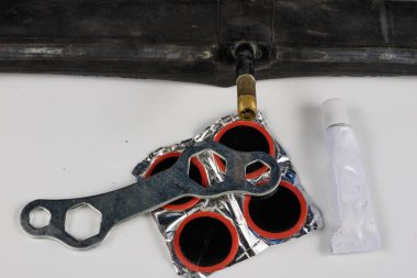 Bisiklet Tüp, tutkal ve düzeltme ekleri atölye ile. Bir bisiklet hasarlı bir tekerlek tamiri. Açık renkli.