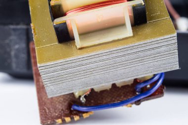 Bir analog radyo alıcısı eski entegre devreler. Rezistanslar, transistörler ve diğer devreler eski bir entegre devre panosuna. İşyeri - atölye.