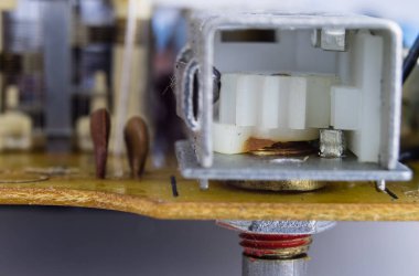 Bir analog radyo alıcısı eski entegre devreler. Rezistanslar, transistörler ve diğer devreler eski bir entegre devre panosuna. İşyeri - atölye.